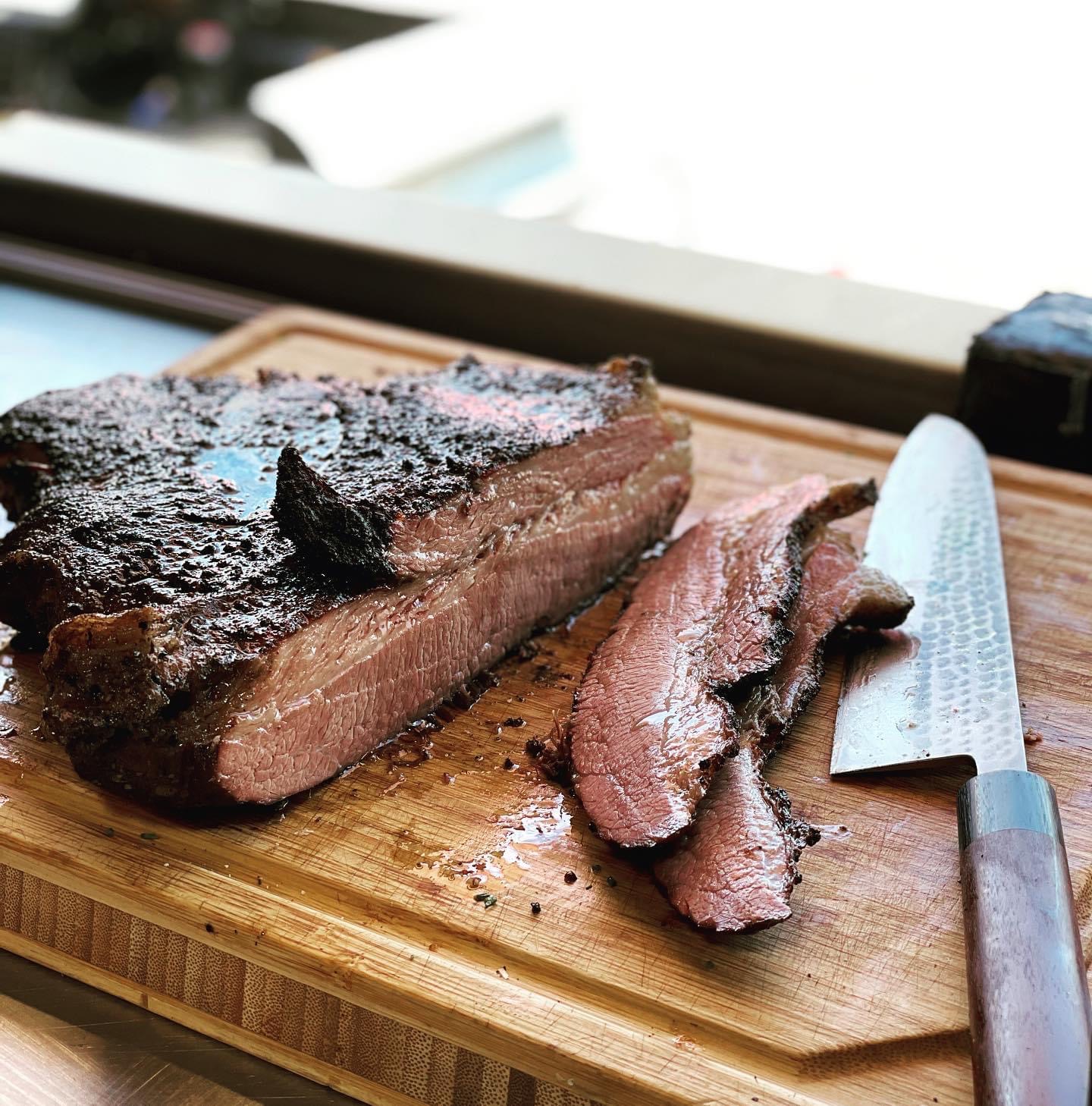 Viipaloitu brisket leikkuulaudalla