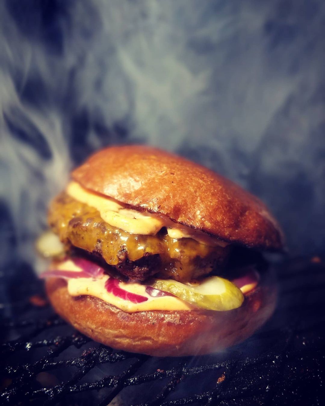 Bulin burgeri grillissä