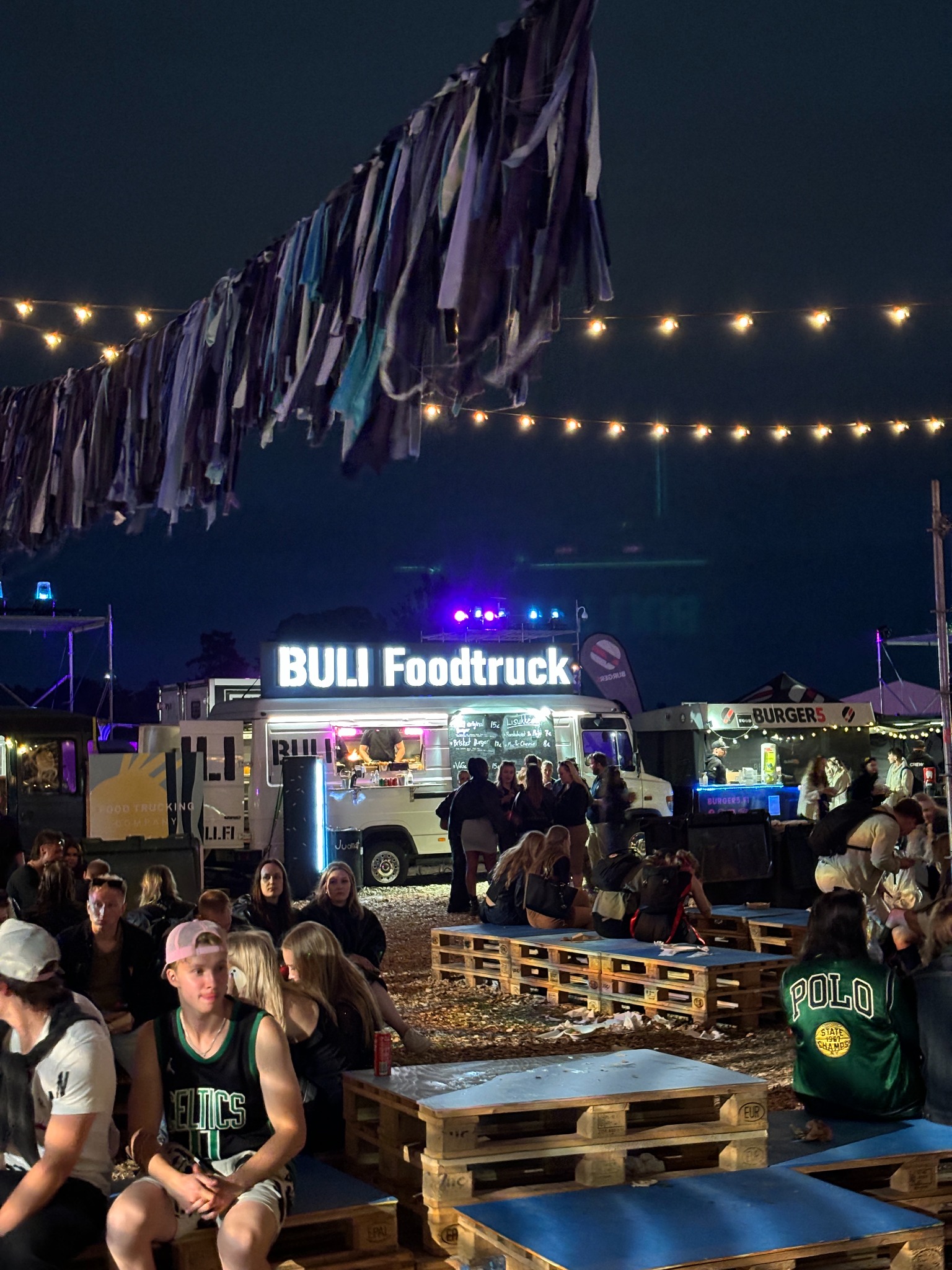 Buli Foodtruck festarialueella iltavalaistuksessa