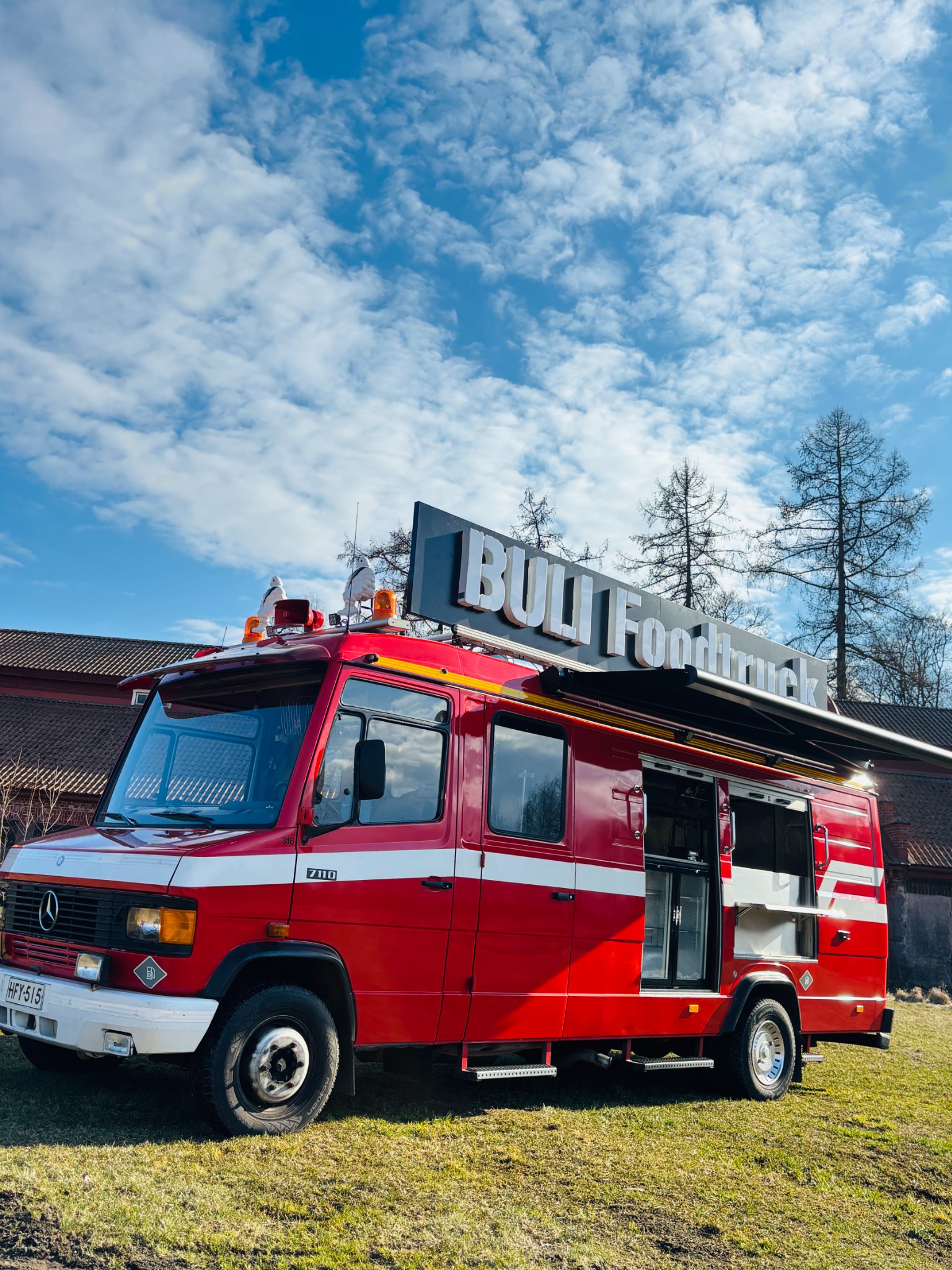Punainen Buli Foodtruck päivällä